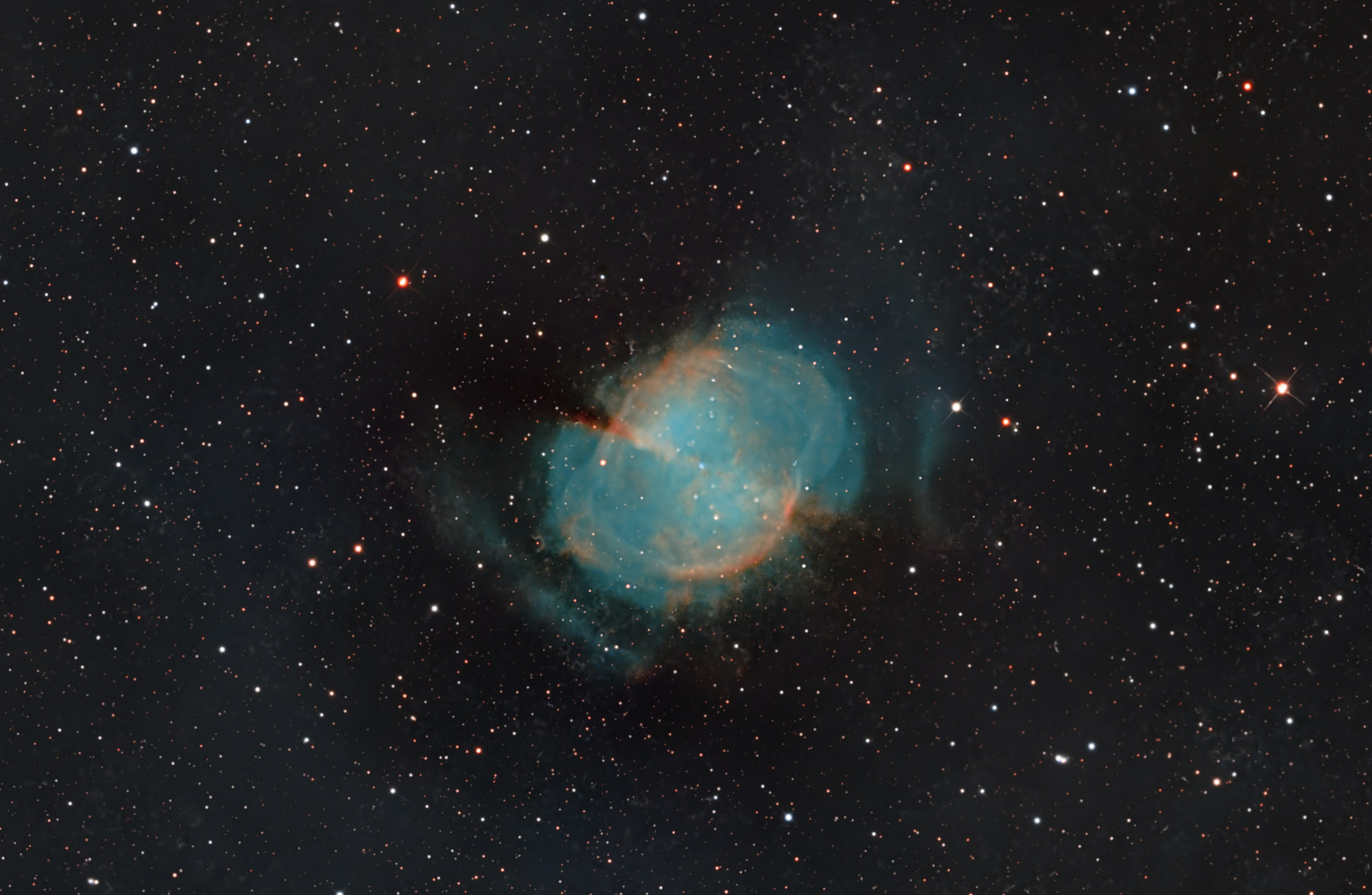 Der Hantelnebel Messier 27 ist ein rund 1300 Lichtjahre entfernter planetarischer Nebel im Sternbild Fuchs. Er ist vor ungefähr 10.000 Jahren aus der abgestoßenen Hülle eines Roten Riesen in dessen Endphase entstanden und dehnt sich mit einer Geschwindigkeit von circa 30 km/s aus. Der Kern des Riesensterns ist dabei als ein über 100.000 Kelvin heißer Weißer Zwerg von 14 mag Helligkeit im Zentrum des Nebels verblieben.